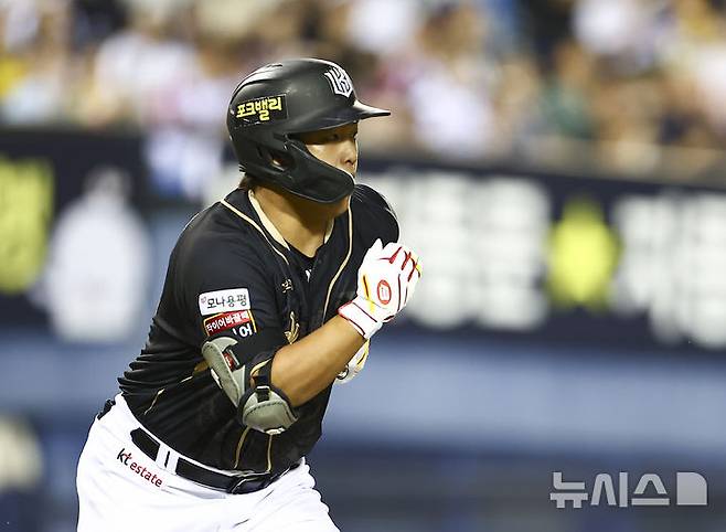 [서울=뉴시스] 김근수 기자 = 11일 서울 송파구 잠실야구장에서 열린 2025 KBO리그 KT 위즈 대 LG 트윈스의 경기, 7회초 1사 주자 1,3루 상황에서 KT 강백호가 1타점 적시타를 치고 있다. 2025.09.11. ks@newsis.com