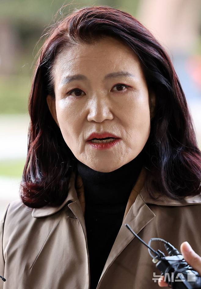 [서울=뉴시스] 조성우 기자 = 공직선거법, 국가공무원법 위반 혐의로 경찰에 체포됐다가 석방된 이진숙 전 방송통신위원장이 5일 오후 서울 양천구 서울남부지방검찰청에 영등포경찰서장 등에 대한 고발장을 제출하기 전 입장을 밝히고 있다. 2025.11.05. xconfind@newsis.com