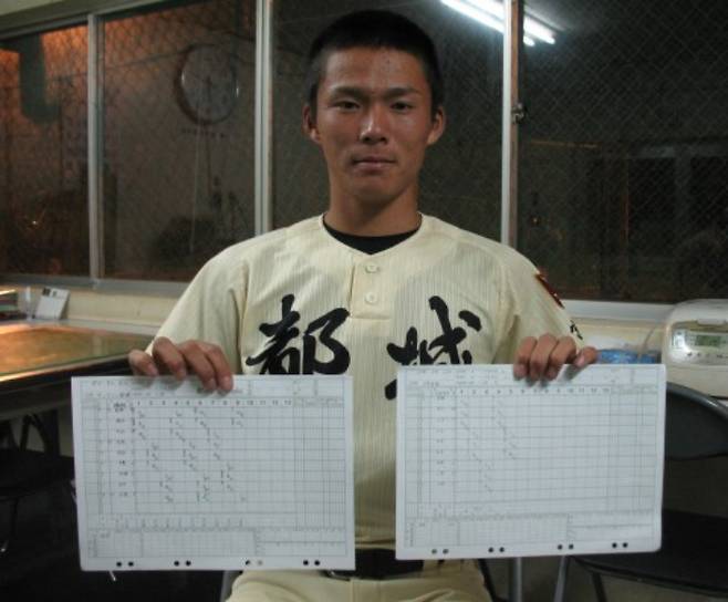 2016년 고교 3학년이던 야마모토 요시노부가 노히트 노런 완투승을 거둔 경기의 스코어북을 들고 포즈를 취하고 있다. 일본 베이스볼 매거진 캡처