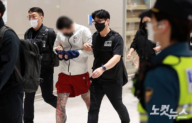 캄보디아에 구금됐던 한국인들이 인천공항을 통해 송환되고 있다. 이들은 보이스피싱 등 국제 범죄 조직에 가담한 혐의를 받고 있다. 이번 기사와 관련 없음. 인천공항=황진환 기자