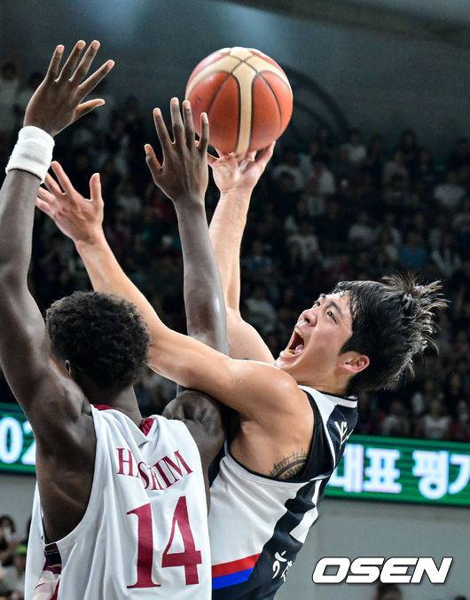 [OSEN=안양, 조은정 기자]20일 안양 정관장 아레나에서 한국 남자농구 대표팀과 카타르 대표팀의 2차 평가전이 열렸다.안준호 감독이 이끄는 남자농구대표팀은 지난 18일 같은 장소에서 개최된 카타르와 1차 평가전에서 90-71로 승리했다.4쿼터 대한민국 여준석이 슛을 시도하고 있다. 2025.07.20 /cej@osen.co.kr