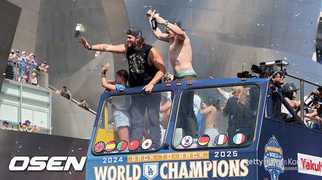 [사진] LA 다저스 클레이튼 커쇼가 월드시리즈 우승 카퍼레이드에서 팬들에게 인사를 하고 있다. ⓒGettyimages(무단전재 및 재배포 금지)