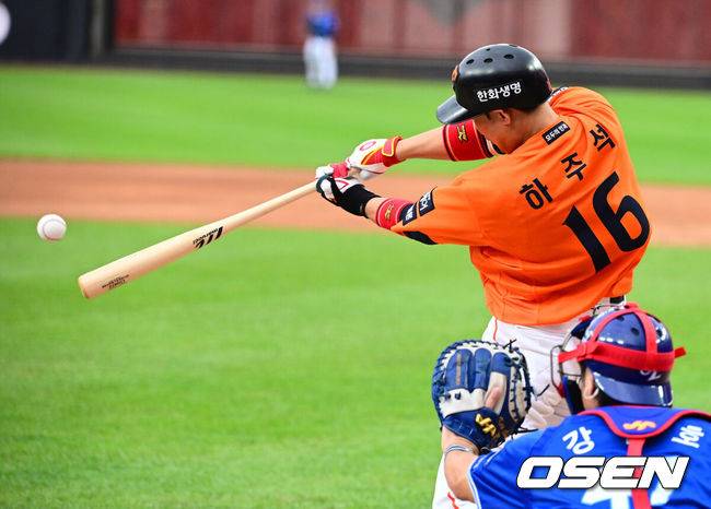 [OSEN=대전, 지형준 기자] 2회말 1사에서 한화 하주석이 중전 안타를 날리고 있다. 2025.10.19 /jpnews@osen.co.kr