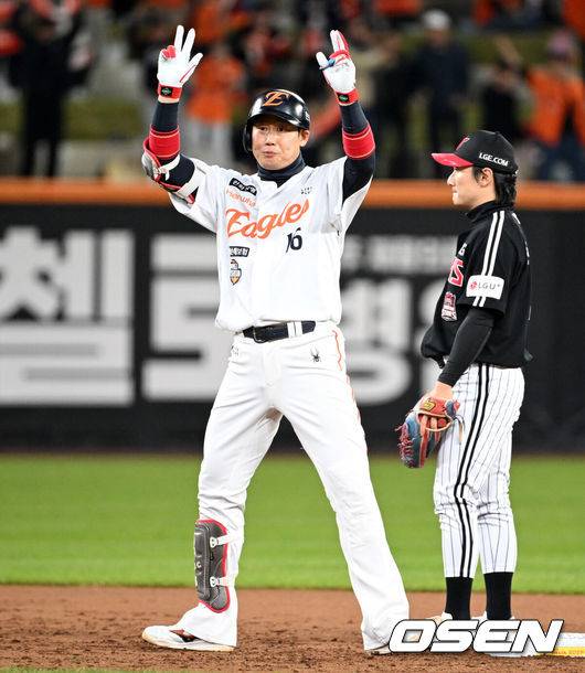 [OSEN=대전, 이대선 기자] 2회말 1사 1루에서 한화 하주석이 좌전 2루타를 치고 환호하고 있다. 2025.10.31 /sunday@osen.co.kr