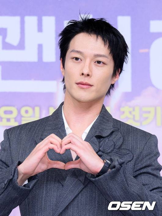 [OSEN=이대선 기자] 5일 오후 서울 목동 SBS에서 SBS 새 수목드라마 ‘키스는 괜히 해서!’(극본 하윤아, 태경민, 연출 김재현, 김현우) 제작발표회가 열렸다.‘키스는 괜히 해서!’는 생계를 위해 애엄마로 위장취업한 싱글녀와 그녀를 사랑하게 된 팀장님의 쌍방 속앓이 로맨스로 오는 12일 오후 9시 첫 방송된다.배우 장기용이 포토타임을 가지고 있다. 2025.11.05 /sunday@osen.co.kr