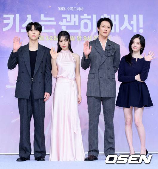 [OSEN=이대선 기자] 5일 오후 서울 목동 SBS에서 SBS 새 수목드라마 ‘키스는 괜히 해서!’(극본 하윤아, 태경민, 연출 김재현, 김현우) 제작발표회가 열렸다.‘키스는 괜히 해서!’는 생계를 위해 애엄마로 위장취업한 싱글녀와 그녀를 사랑하게 된 팀장님의 쌍방 속앓이 로맨스로 오는 12일 오후 9시 첫 방송된다.배우 김무준, 안은진, 장기용, 우다비가 포토타임을 가지고 있다. 2025.11.05 /sunday@osen.co.kr