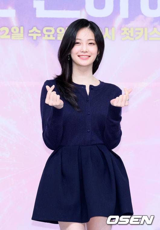 [OSEN=이대선 기자] 5일 오후 서울 목동 SBS에서 SBS 새 수목드라마 ‘키스는 괜히 해서!’(극본 하윤아, 태경민, 연출 김재현, 김현우) 제작발표회가 열렸다.‘키스는 괜히 해서!’는 생계를 위해 애엄마로 위장취업한 싱글녀와 그녀를 사랑하게 된 팀장님의 쌍방 속앓이 로맨스로 오는 12일 오후 9시 첫 방송된다.배우 우다비가 포토타임을 가지고 있다. 2025.11.05 /sunday@osen.co.kr