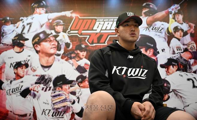 팀 선배 강백호와 함께 대전에서 열린 플레이오프 경기를 직접 관전했다는 안현민은 당시 진행 중이던 한국시리즈에 관한 질문에 “지금은 훈련에 집중하고 있다”며 내년 가을야구를 향한 의지를 다졌다. 홍윤기 기자