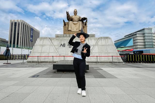 마법사 모자를 쓰고 광화문 세종대왕 앞에서 포즈를 취한 김세영. 김세영 기자
