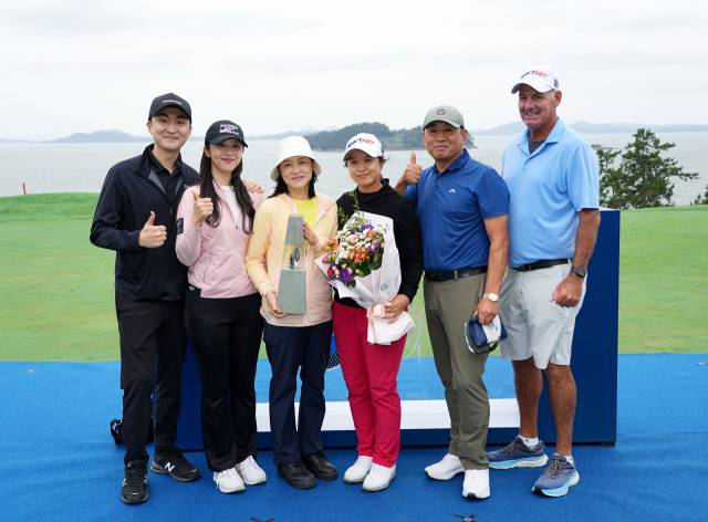 BMW 레이디스 챔피언십 우승 후 가족, 캐디와 함께. 김세영은 "길을 잃었다 다시 찾는 데 가족들이 가장 큰 힘이 됐다"며 "특히 아버지는 내 인생의 길을 잡아주시는 등 소중한 역할을 하셨다"고 했다. 사진 제공=조원범 골프전문 사진기자