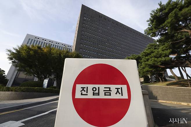 검찰청 폐지 등을 골자로 하는 정부조직법 개정안 표결을 앞둔 9월26일 서울중앙지방검찰청 앞 모습. ⓒ시사IN 이명익