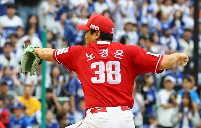 SSG 노경은이 지난달 11일 인천SSG랜더스필드에서 열린 ‘2025 신한 SOL 뱅크 KBO PS’ 삼성과 준플레이오프 2차전에 등판해 힘차게 공을 던지고 있다. 뉴시스