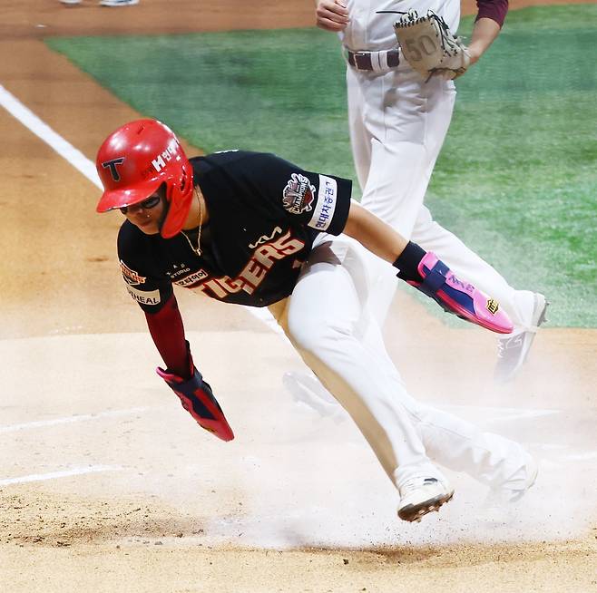 KIA는 2026년 프리에이전트(FA) 시장에 박찬호를 포함해 6명의 선수를 내보내게 됐다. 타 팀에서도 관심의 대상에 오른 박찬호는 이번 FA 시장에서 대어로 분류되는 자원이다. 그의 최종 행선지에 따라 FA 시장은 크게 요동칠 것으로 보인다. 뉴시스