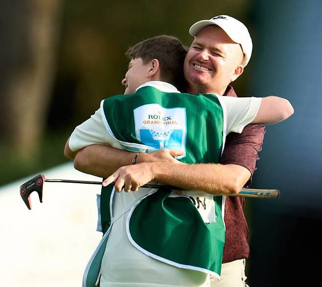 제임스 모리슨이 지난 3일 끝난 호텔플래너 투어 롤렉스 그랜드 파이널에서 우승을 확정지은 뒤 아들 핀리와 포옹하고 있다. 게티이미지코리아