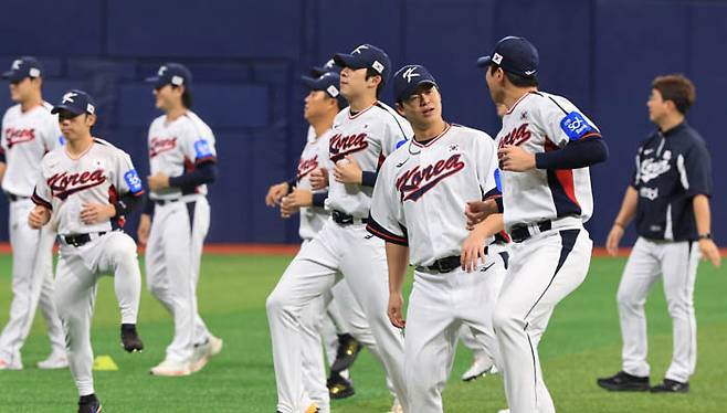 야구대표팀 선수들이 4일 서울 고척스카이돔에서 본격적인 훈련에 앞서 스트레칭으로 몸을 풀고 있다. 연합뉴스