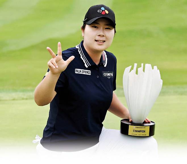 홍정민이 지난달 12일 끝난 K-푸드 놀부·화미 마스터즈에서 시즌 3승째를 거둔 뒤 트로피를 들고 기념촬영을 하고 있다. KLPGA 제공