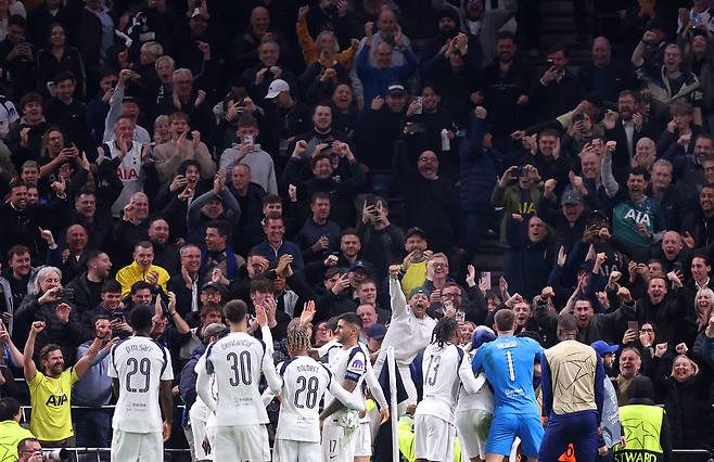 토트넘 판 더 펜이 5일 코펜하겐전에서 골을 넣은 뒤 동료들의 축하를 받고 있다. 로이터연합뉴스