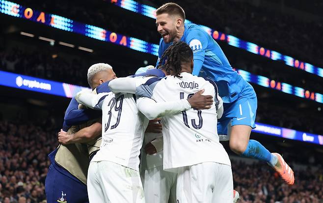 토트넘 판 더 펜이 5일 코펜하겐전 득점 후 동료들이 몰려와 축하하고 있다. EPA연합뉴스