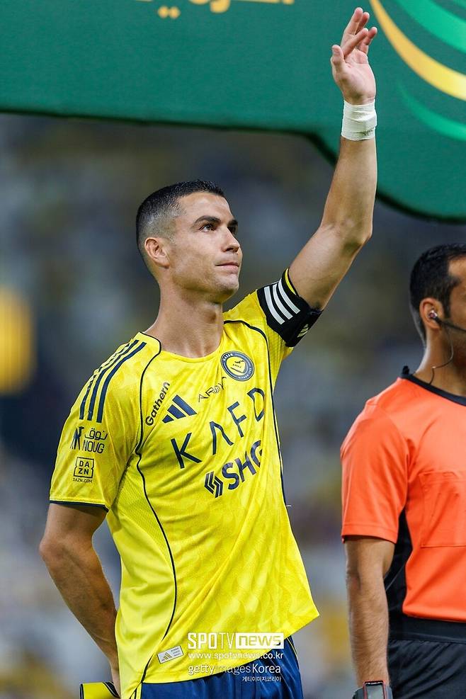 ▲ 호날두는 분명 세계 최고 반열의 선수였다. 축구계 개인상 최고 권위의 프랑스풋볼 발롱도르를 5차례나 수상했다. 리오넬 메시(8회)에 이은 2위다. 국제축구연맹(FIFA) 올해의 선수상도 5회, 유럽축구연맹(UEFA) 올해의 선수상 역시 3차례나 받았다. 하지만 GOAT는 아니라는 게 일반적인 평이다.