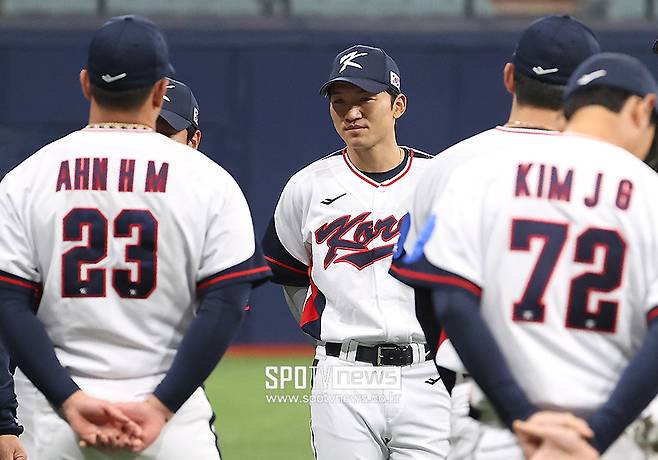 ▲ LG 트윈스 주전 외야수이자 야구대표팀 주장을 맡은 박해민이&nbsp;4일 서울 고척스카이돔에서 열린 대표팀 훈련에 앞서 선수단 미팅에 임하고 있다. ⓒ곽혜미 기자
