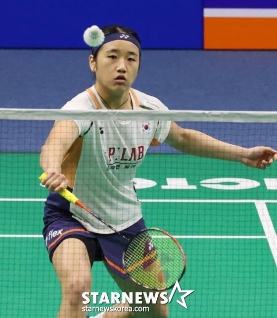 '2025 수원 빅터 코리아오픈 배드민턴 선수권대회(슈퍼500)'가 수원실내체육관에서 열렸다. 안세영이 야마구치 아카네(일본)와의 단식 결승전에서 연타 공격을 하고 있다. /사진=김진경 대기자