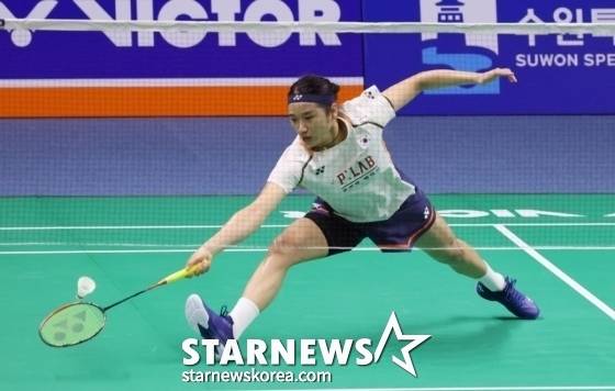 '2025 수원 빅터 코리아오픈 배드민턴 선수권대회(슈퍼500)'가 수원실내체육관에서 열렸다. 안세영이 카루파테반 레차나(말레이시아)와의 단식 32강전에서 능숙한 공격을 하고 있다. /사진=김진경 대기자