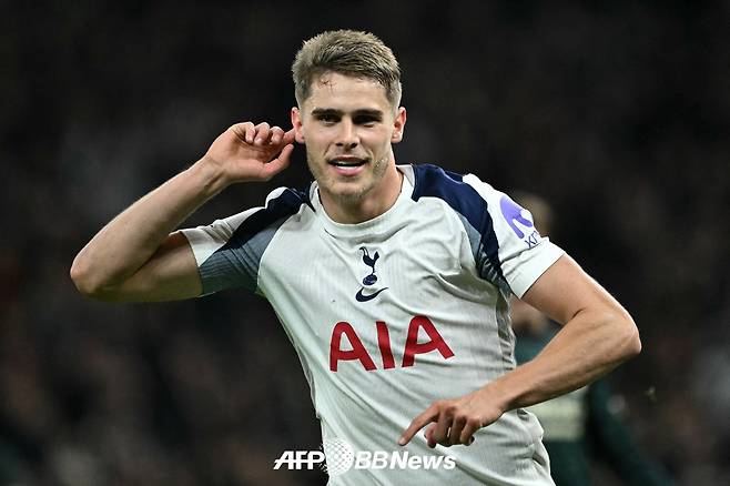 토트넘 센터백 미키 판더펜이 5일(한국시간) 영국 런던의 토트넘 홋스퍼 스타디움에서 열린 2025~2026 유럽축구연맹(UEFA) 챔피언스리그 리그 페이즈 4차전 코펜하겐전에서 골을 넣은 뒤 세리머니를 하고 있다. /AFPBBNews=뉴스1