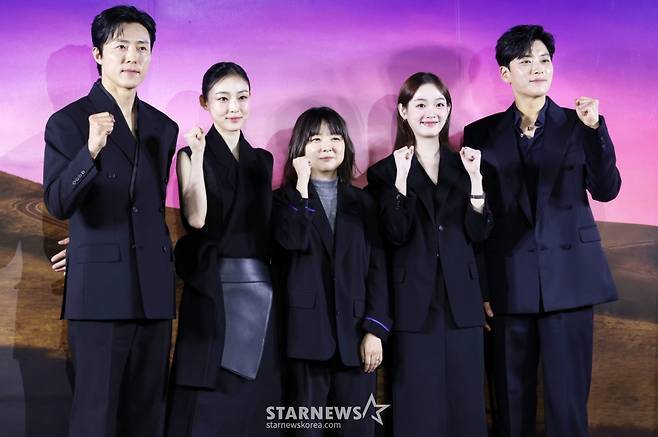 배우 이무생, 전소니, 이정림 감독, 배우 이유미, 장승조가 5일 서울 용산구 CGV용산아이파크몰에서 열린 넷플릭스 시리즈 '당신이 죽였다' 제작발표회에서 포즈를 취하고 있다. /2025.11.05 /사진=김휘선 hwijpg@