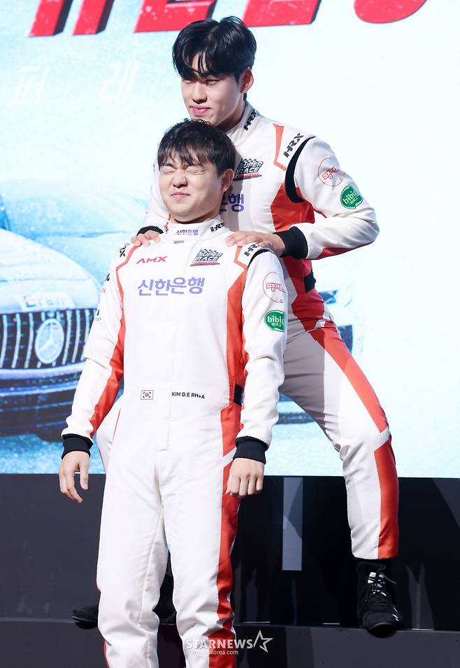 김동은 선수, 개그맨 조진세가 5일 서울 중구 웨스틴조선호텔에서 진행된 티빙 예능 '슈퍼레이스 프리스타일' 제작발표회에 참석해 포즈를 취하고 있다. /2025.11.05 /사진=김휘선 hwijpg@