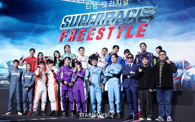 이창욱 선수, 가수 윤보미, 박시현 선수, 방송인 정혁, 최광빈 선수, 개그맨 곽범, 김시우 선수, 오마이걸 승희, 황진우 선수, 모델 윤하정, 이우형 EP, 최영락 PD, god 박준형, 데니안, 박규승 선수, 개그우먼 엄지윤, 노동기 선수, 개그맨 조진세, 김동은 선수, 배우 경수진, 한민관 선수(뒷줄 왼쪽부터 시계방향)가 5일 서울 중구 웨스틴조선호텔에서 진행된 티빙 예능 '슈퍼레이스 프리스타일' 제작발표회에 참석해 포즈를 취하고 있다. /2025.11.05 /사진=김휘선 hwijpg@