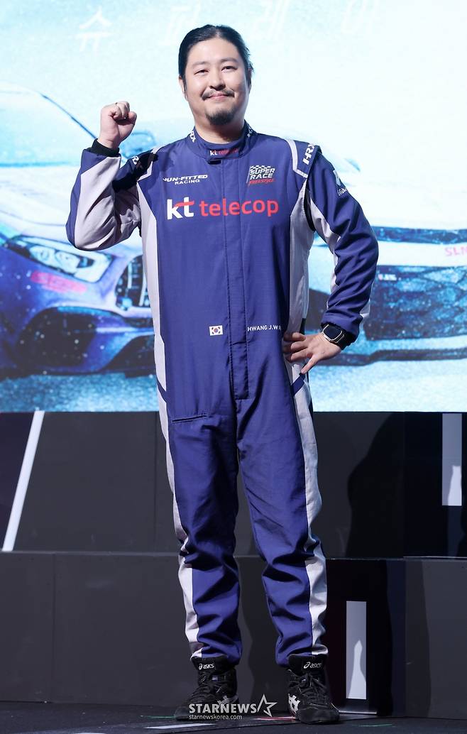 황진우 선수가 5일 서울 중구 웨스틴조선호텔에서 진행된 티빙 예능 '슈퍼레이스 프리스타일' 제작발표회에 참석해 포즈를 취하고 있다. /2025.11.05 /사진=김휘선 hwijpg@