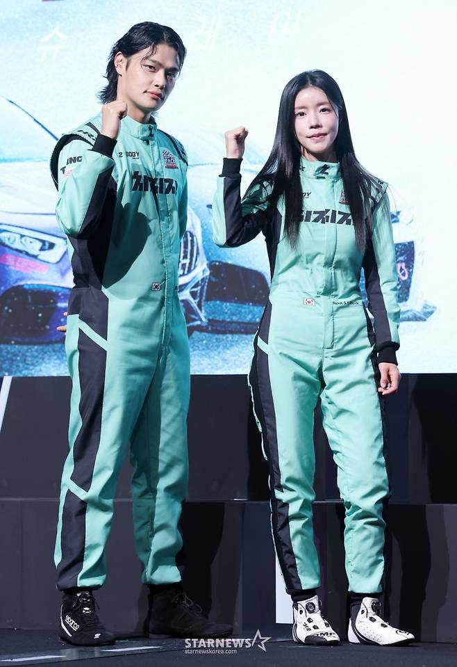 방송인 정혁, 박시현 선숭가 5일 서울 중구 웨스틴조선호텔에서 진행된 티빙 예능 '슈퍼레이스 프리스타일' 제작발표회에 참석해 포즈를 취하고 있다. /2025.11.05 /사진=김휘선 hwijpg@