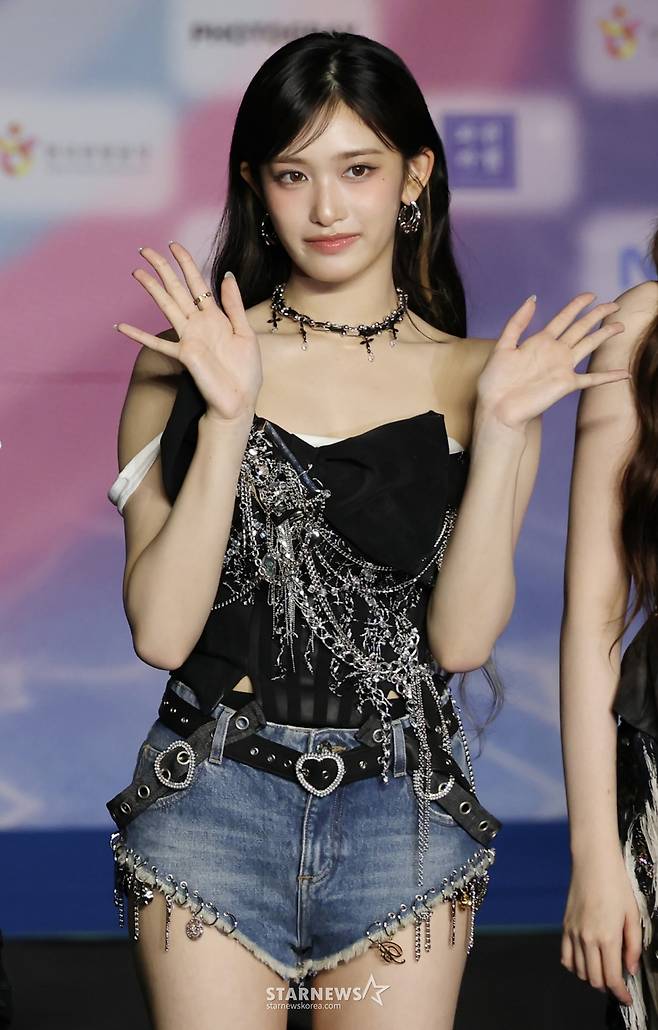 걸그룹 아이브 이서가 26일 경기 일산킨텍t스에서 진행된 2025 SBS 가요대전 썸머 블루카펫 행사에 참석해 포즈를 취하고 있다. /2025.07.26 /사진=이동훈 photoguy@