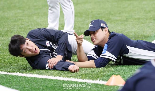 [포토] 원태인-문동주 '연인처럼 투샷'