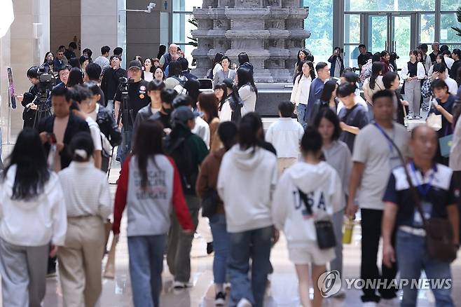 북적이는 국립중앙박물관 (서울=연합뉴스) 강민지 기자 = 국립중앙박물관은 올해 1월 1일부터 이달 15일까지 박물관을 찾은 관람객이 총 501만6천382명으로 잠정 집계됐다고 밝혔다. 연간 관람객이 500만명대를 기록한 건 1945년 박물관(당시 국립박물관) 개관 이후 처음이다. 사진은 17일 북적이는 박물관 모습. 2025.10.17 mjkang@yna.co.kr