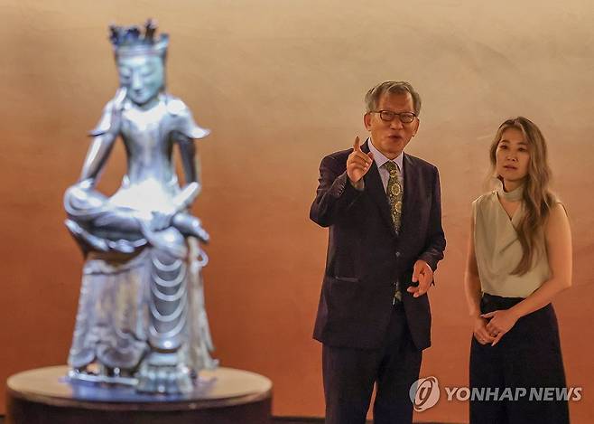 매기 강 감독에게 반가사유상 설명해 주는 유홍준 관장 (서울=연합뉴스) 김도훈 기자 = 유홍준 국립중앙박물관장이 21일 서울 용산구 박물관을 예방한 넷플릭스 애니메이션 '케이팝 데몬 헌터스'의 매기 강 감독에게 사유의 방에 전시된 반가사유상에 대해 설명해주고 있다. 2025.8.21 superdoo82@yna.co.kr