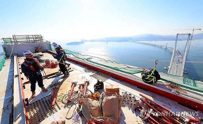세계 최고 높이 제3연륙교 전망대 (인천=연합뉴스) 임순석 기자 = 인천 제3연륙교 전망대에서 막바지 공정이 진행되고 있다. 184.2m 높이의 제3연륙교 전망대는 최근 '세계 최고 높이 해상교량 전망대'로 미국 세계기록위원회(WRC)의 인증을 받았다. 사진은 지난 3일 공사 중인 인천 제3연륙교 전망대. 2025.11.5 soonseok02@yna.co.kr