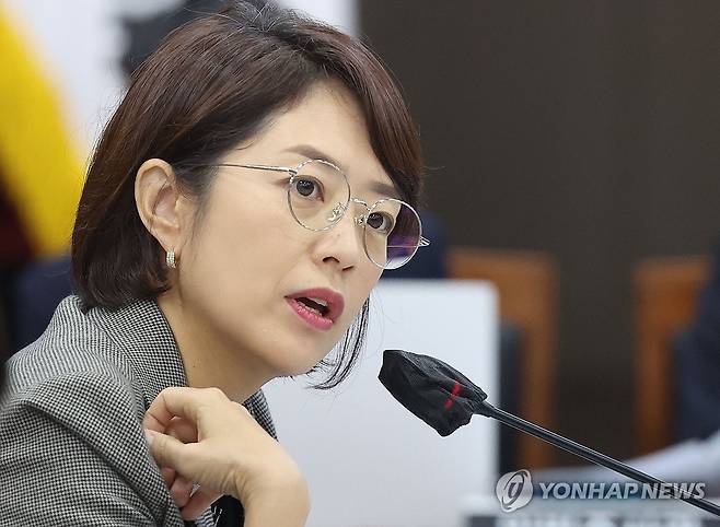 고민정 의원 국감 질의 (창원=연합뉴스) 김동민 기자 = 더불어민주당 고민정 의원이 23일 경남 창원시 경남도교육청 2층 강당에서 열린 국회 교육위원회의 부산대·부산대병원·부산대치과병원·경상국립대·경상국립대병원 국정감사에서 질의하고 있다. 2025.10.23 image@yna.co.kr