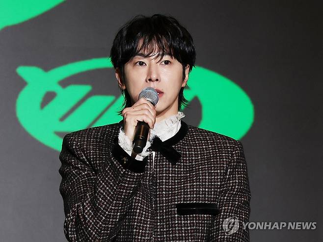 인사말 하는 유노윤호 (서울=연합뉴스) 강민지 기자 = 가수 유노윤호가 5일 서울 송파구 소피텔 앰배서더 서울 호텔에서 열린 정규 1집 '아이-노우(I-KNOW)' 발매 기자간담회에서 인사말을 하고 있다. 2025.11.5 mjkang@yna.co.kr