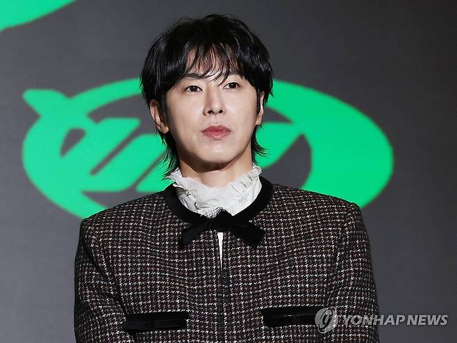 질문 듣는 유노윤호 (서울=연합뉴스) 강민지 기자 = 가수 유노윤호가 5일 서울 송파구 소피텔 앰배서더 서울 호텔에서 열린 정규 1집 '아이-노우(I-KNOW)' 발매 기자간담회에서 질문을 듣고 있다. 2025.11.5 mjkang@yna.co.kr