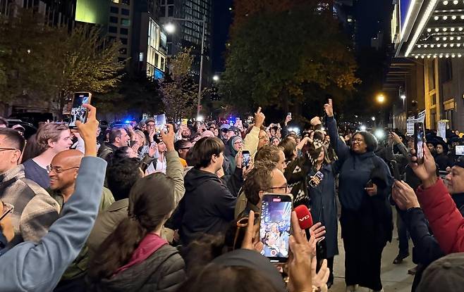 당선축하 행사장 앞 모인 맘다니 지지자들 (뉴욕=연합뉴스) 이지헌 특파원 = 조란 맘다니 뉴욕시장 당선인의 지지자들이 4일(현지시간) 밤 축하 행사자인 미국 뉴욕 브루클린 파라마운트 극장 앞에 모여 환호하고 있다. 2025.11.05 pan@yna.co.kr