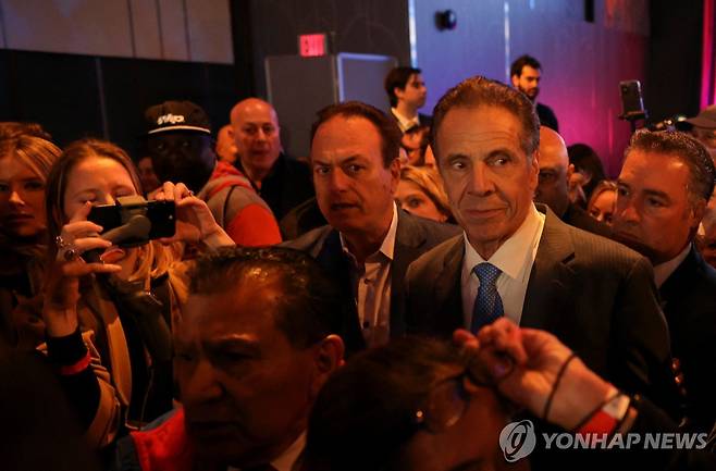 선거 종료 후 행사장 나타난 앤드루 쿠오모 후보 [뉴욕 로이터=연합뉴스. 재판매 및 DB 금지]