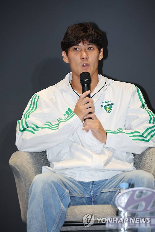 취재진 질문에 답하는 최철순 (전주=연합뉴스) 임채두 기자 = 5일 전주월드컵경기장 이벤트홀에서 열린 전북 현대 모터스 K리그1 우승 미디어데이에서 최철순이 취재진 질문에 답하고 있다. 2025.11.5 doo@yna.co.kr