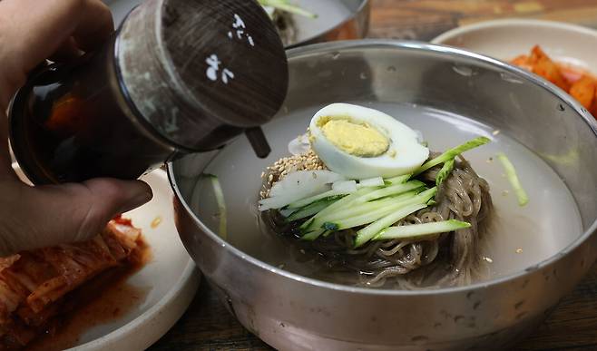 ▲&nbsp;백령도에서는 냉면에 까나리액젓을 넣어 먹는다. 까나리액젓을 넣으면 비린내가 나지 않으면서 특유의 감칠맛이 난다. 냉면에 한 숟가락만 넣어도 처음엔 짜다가 먹다 보면 구수한 맛이 난다. /양진수 기자 photosmith@incheonilbo.com