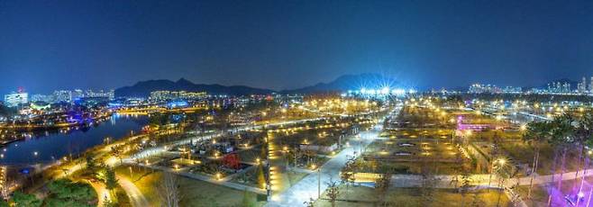 중앙공원 1단계 야경 모습. 사진=세종시 제공.