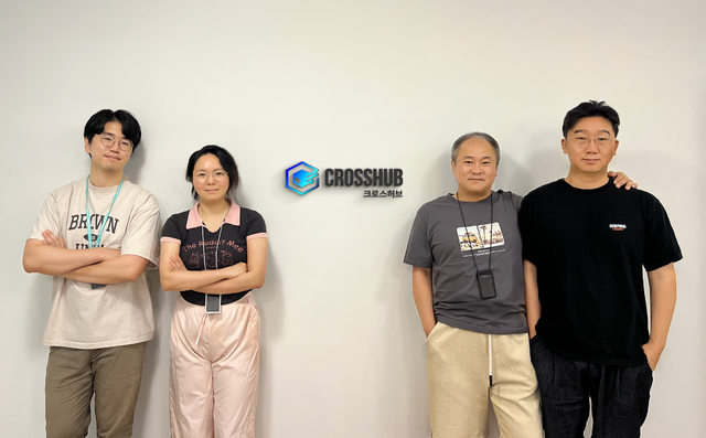 크로스허브 김재설 대표와 임직원들. 사진=크로스허브 제공
