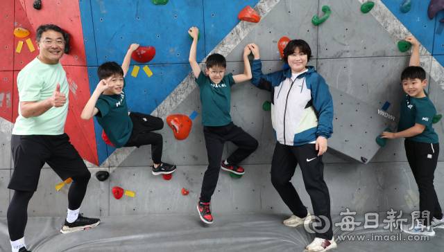 박정만·김하나 부부가 첫째 준형, 둘째 준희, 셋째 준우와 함께 대구시 남구 인공 암벽장에서 스포츠 클라이밍을 하고 있다. 정운철 기자 woon@imaeil.com