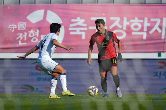 지난달 28일 상무 전역 후 경남FC로 복귀한 원기종이 1일 열린 김포와의 경기에서 드리블을 하고 있다. 사진=경남FC