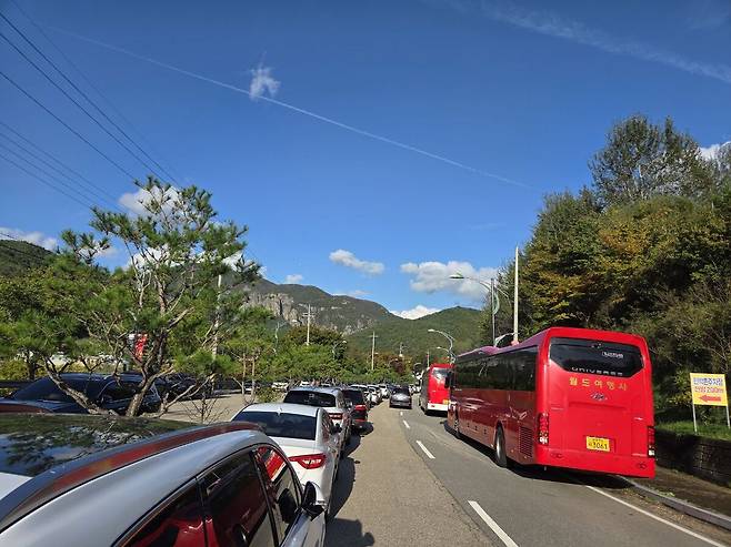 청송 주왕산 국립공원 초입부에는 주말과 일요일 마다 탐방객과 대형버스 차량들이 빼곡히 주차해 있다.