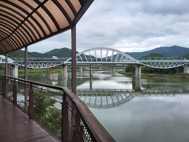 남한강 위를 지나는 기차.